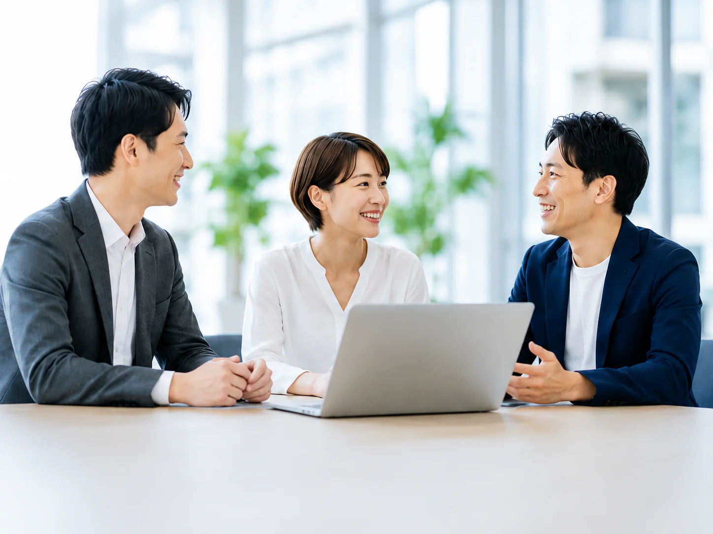 オフィスで健康課題について話し合う担当者